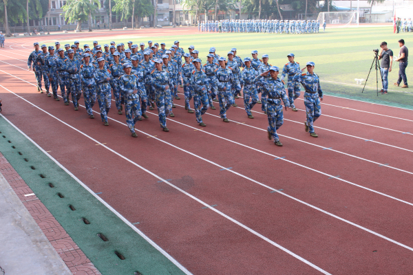 靡不有初,鲜克有终——记物电学院2015级新生参加军训总结汇演活动