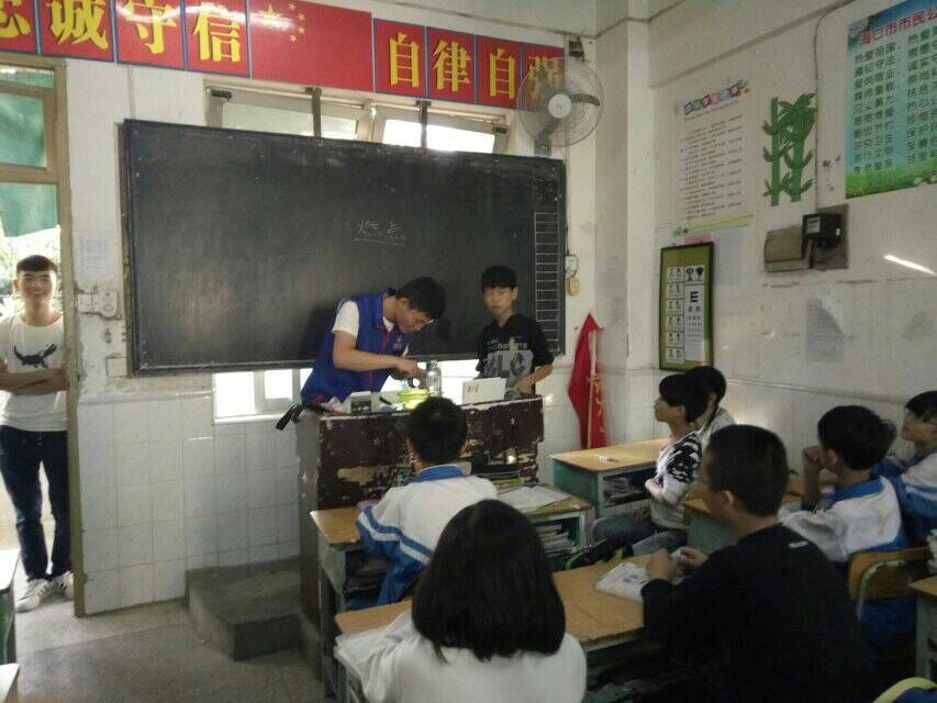 创意无限 精彩服务--记物理与电子工程学院“科技小发明”志愿服务活动