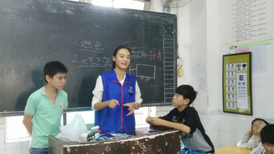 创意无限 精彩服务--记物理与电子工程学院“科技小发明”志愿服务活动