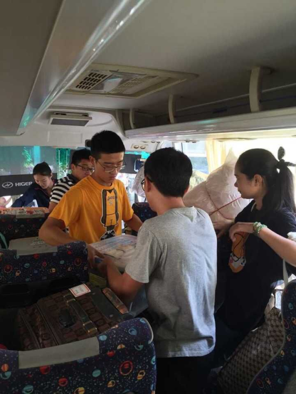 团结互助 快乐你我——记物电学院志愿协助美术学院搬迁进驻新校区