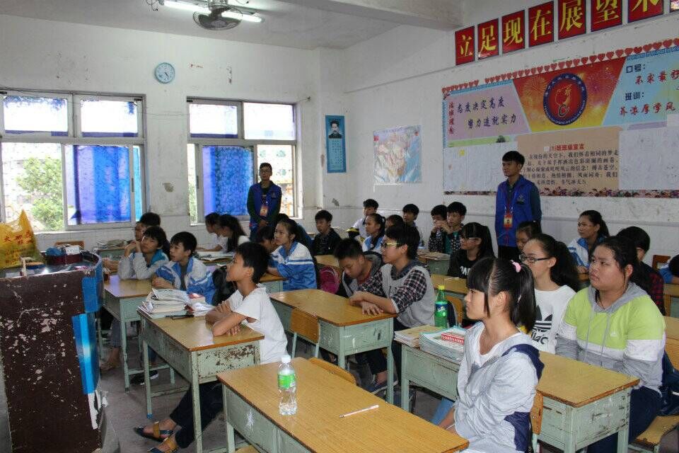 奇妙的物理世界--记物理与电子工程学院“小小发明家”志愿服务活动