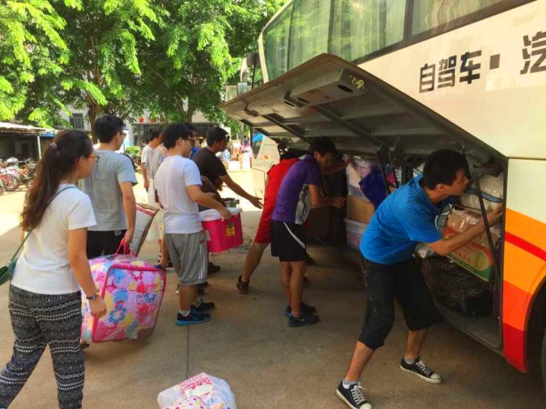 团结互助 快乐你我——记物电学院志愿协助美术学院搬迁进驻新校区