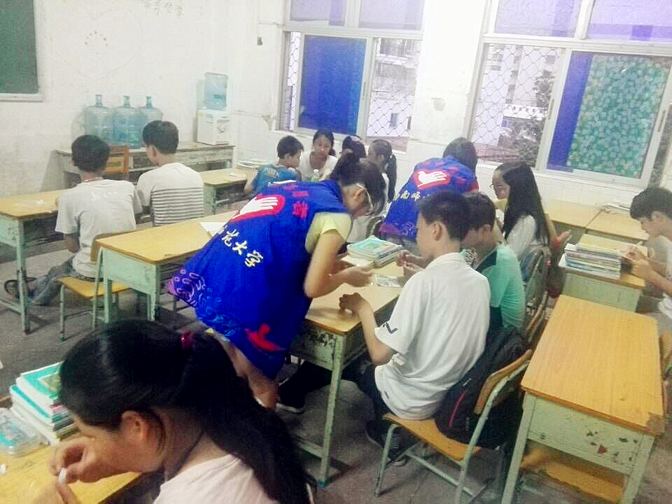 电闪梦想，扬帆起航——记物电学院“我是专V  ”之“小小发明家”活动