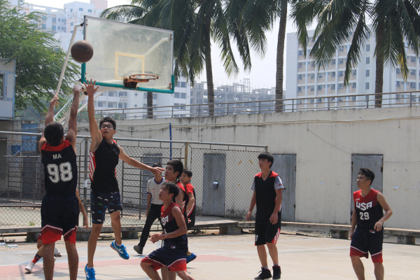 群雄角逐，谁主篮坛--——记物电学院“迎新杯”篮球赛之二